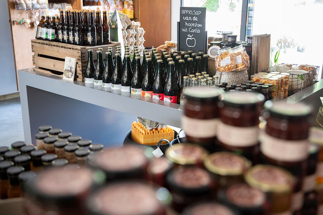 De streekproducten hebben een prominente plek in de winkel. Alles wat verkocht wordt, wordt binnen een straal van 25 kilometer van Eyserheide geproduceerd.  www.Delandwinkelonline.nl