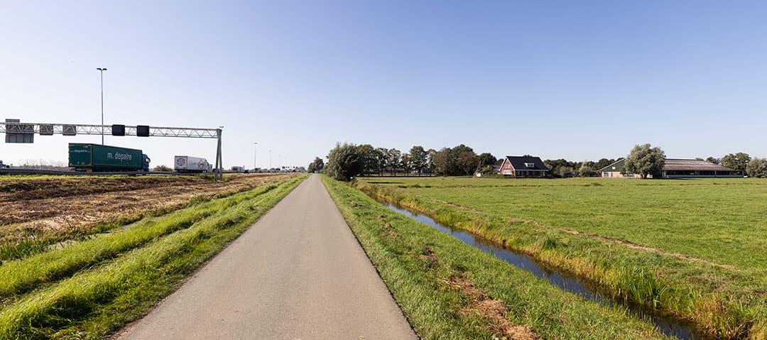 De boerderij van Van Zessen ligt aan deze parallelweg pal naast snelweg A27.