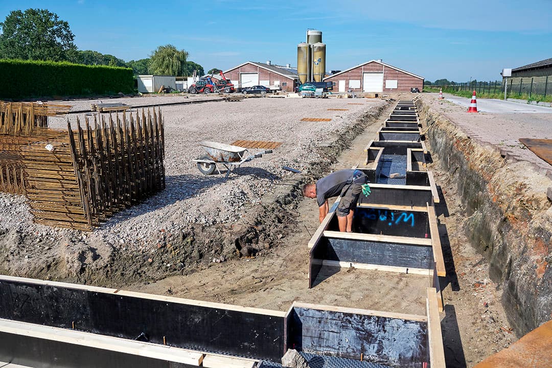 Rob Wingens sloopte vier verouderde stallen, die allemaal nog door zijn vader werden neergezet. Hij bouwt twee nieuwe stallen waar hij 144.000 kuikens kan houden. - Foto's: Van Assendelft