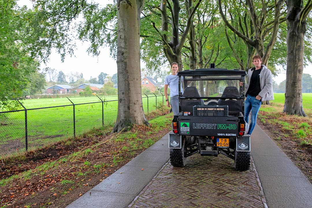 Jessica van Weperen (21) en William van Rozen (24) bereiden zich als jonge ondernemers voor op een toekomst in de pluimveesector. Ze willen de eigen eierafzet uitbreiden. Op Facebook vertellen ze over hun werkzaamheden: Eierautomaat Oosterwolde.