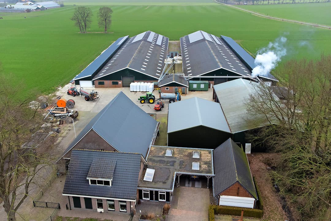 Het vleeskuikenbedrijf van familie Wilting ligt aan een doorgaande weg in Wijster. De ondernemers hebben goed contact met de buren. De bouw van de overdekte uitlopen vormde geen bezwaar. - Foto's: Hans Banus