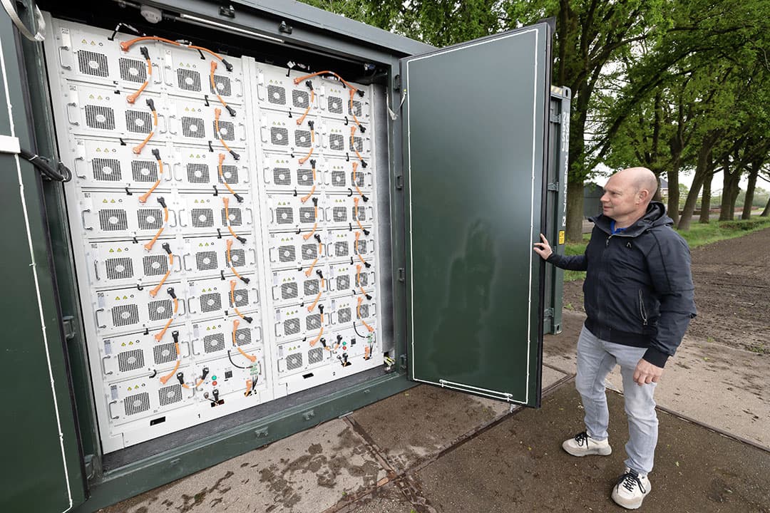 Sinds begin dit jaar staat deze zeecontainer op het erf van Kees en Bianca Nuijten. In de container van 15 vierkante meter zitten batterijen met een totale capaciteit van 1 megawatt weggewerkt.