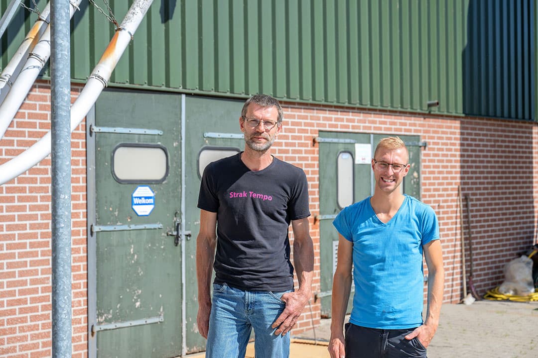 Gert Altena en medewerker Jelmer Stevens stappen iedere dag gemotiveerd en met veel plezier de stal in. - Foto's: Michel Velderman