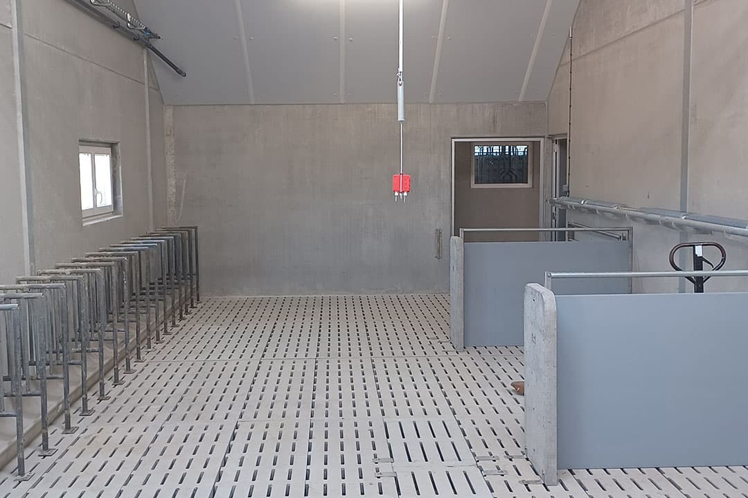 De varkenshouder heeft voor de nieuwbouw een drietal criteria geformuleerd waaraan de stal moet voldoen: goed voor het dierenwelzijn, goede arbeidsomstandigheden en een hoge productie.