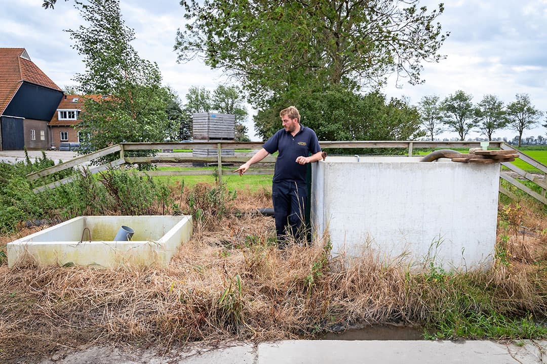 Naast een peilput de grote hoofd- of voedingsput voor 40 hectare. Hieruit kan een kolom zoet water de drains vol zetten. - Foto's: Marcel Rob