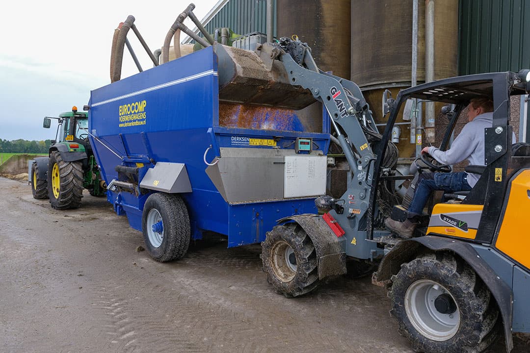 Luuk vult de mengwagen met ontsloten graan en voegt mineralen en water toe. Dat blijft een nacht staan inweken. Pas de volgende dag wordt ruwvoer en krachtvoer bijgemengd.