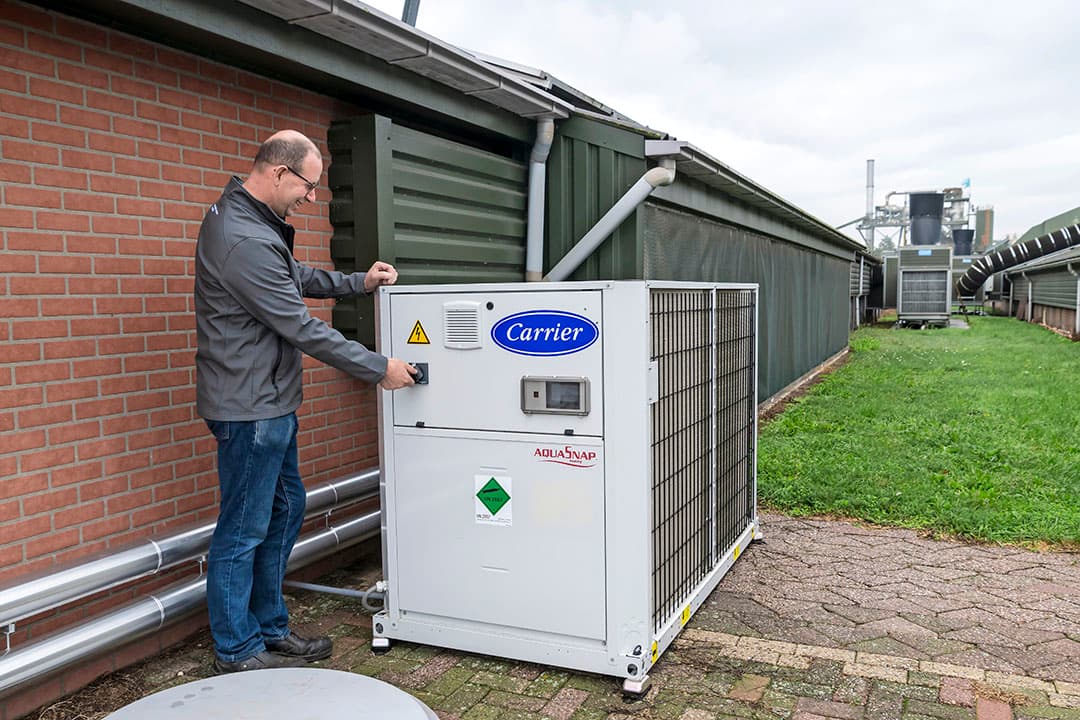 Nijkamp nam een tweede warmtepomp in gebruik. Die kostte € 32.000. De ondernemers zijn bezig het gasverbruik terug te dringen. - Foto's: Frank Uijlenbroek