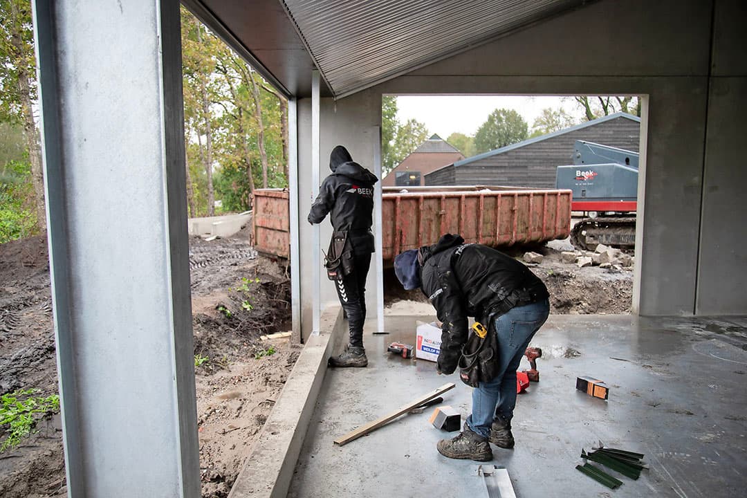 Het project wordt gerealiseerd door Beek Montage. Op beide locaties investeert Janssen € 1 miljoen in de switch naar Beter Leven 1 ster.