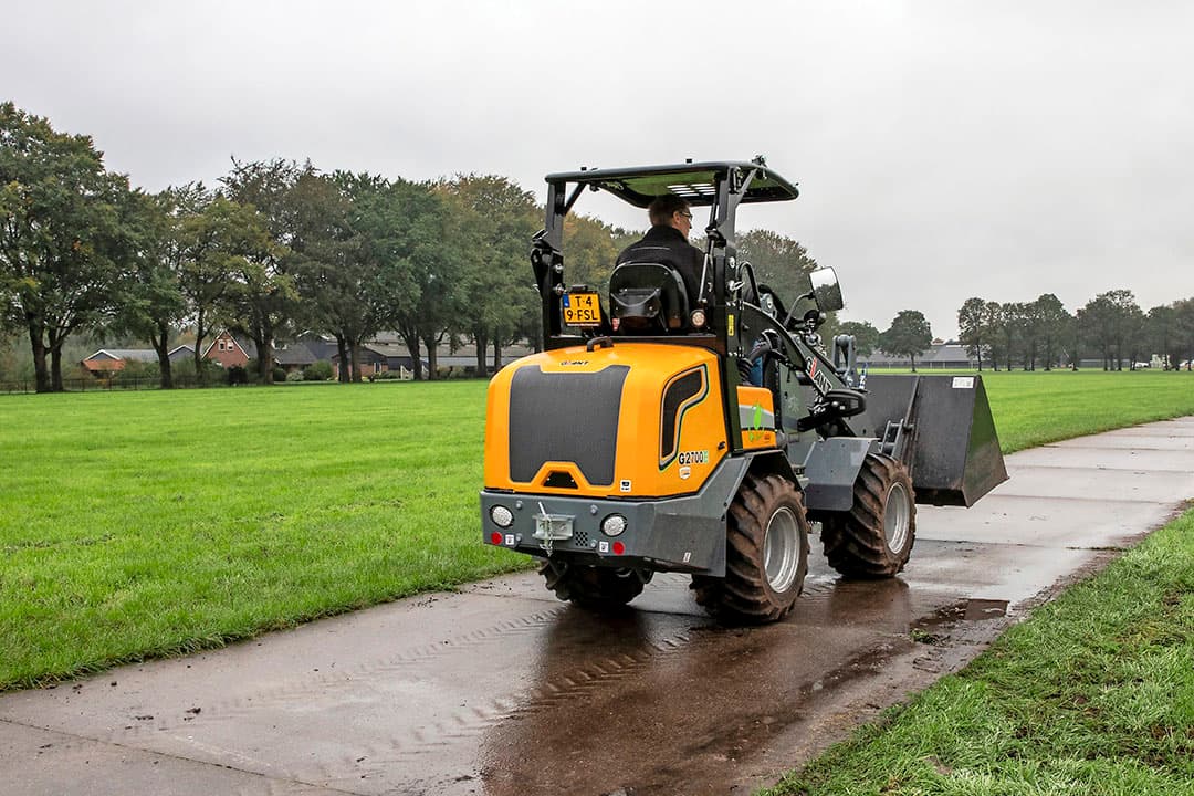 Via het Van Weperen-pad kunnen de pluimveehouders binnendoor van de ene naar de andere bedrijfslocatie. Deze elektrische shovel kostte € 60.000.