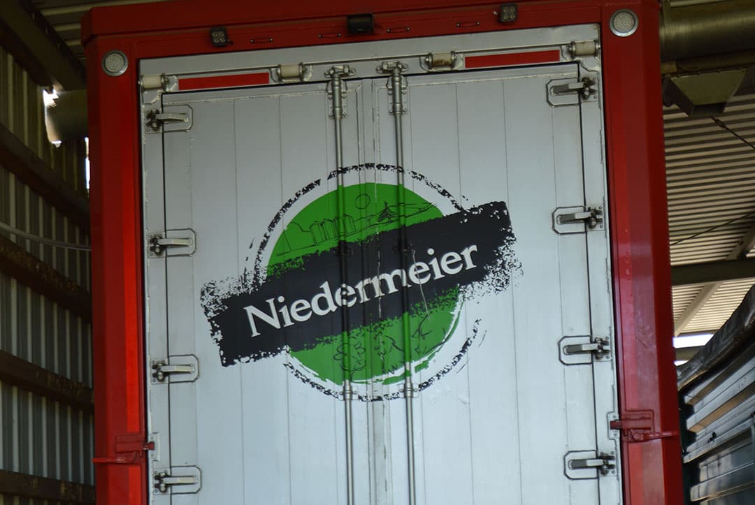 De oplegger voor het transport van de varkens. Deze staat in een loods achter het zeugenbedrijf.