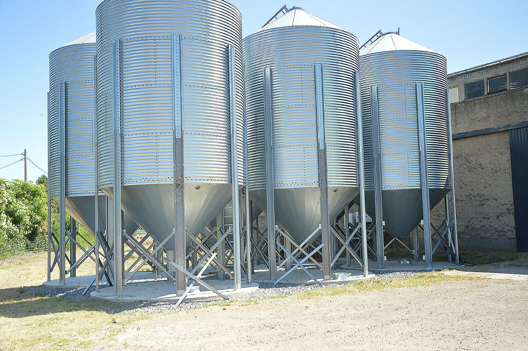 Deze silo's zijn eind mei geplaatst en worden verbonden met de voerkeuken. Blum blijft investeren in haar bedrijf.