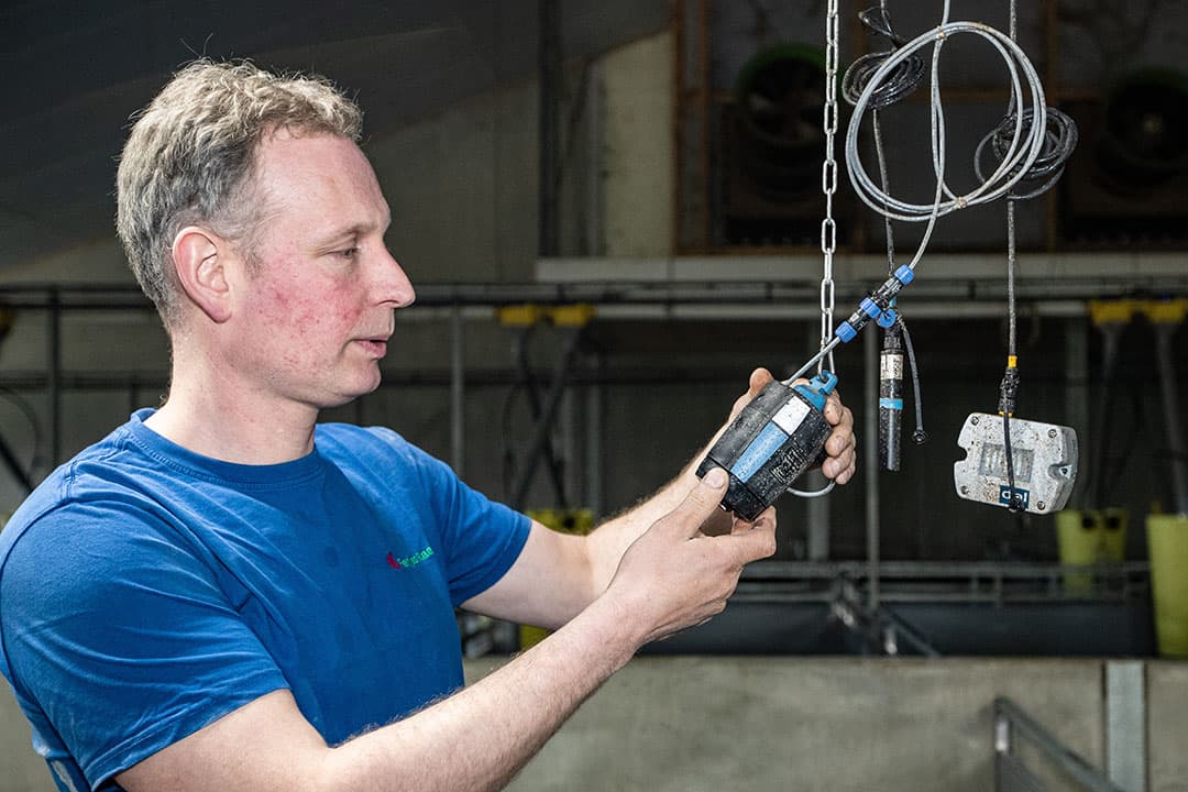 Via realtime monitoring kan Rientjes het klimaat in de stal met temperatuur, luchtvochtigheid ammoniak en CO2 gehalte bijhouden en eventueel bijstellen indien nodig.