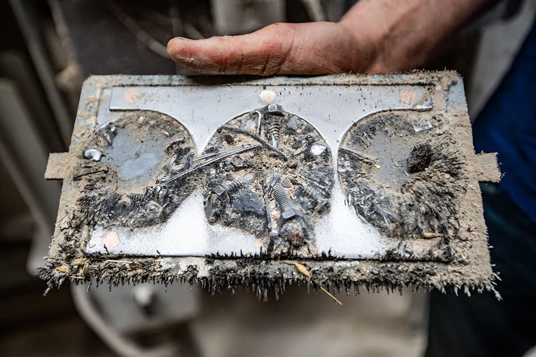 Voor de hamermolen, waar de grondstoffen gemalen worden, is een magneet geplaatst die alle ijzeren onderdelen opvangt zodat dit niet in het voer komt.