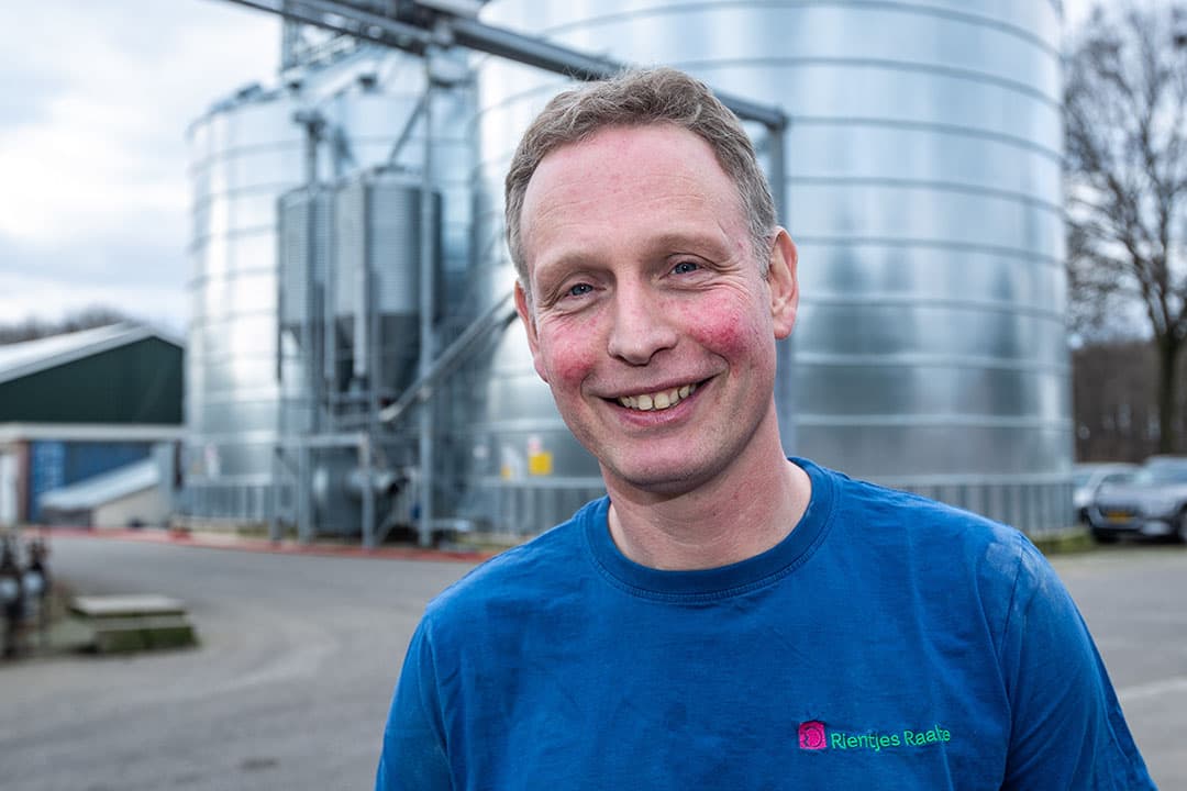 Stephan Rientjes (44) heeft in Raalte (Ov.) een gesloten varkensbedrijf met 930 zeugen met eigen opfok. De varkens krijgen voer van eigen - en enkelvoudige grondstoffen die op het bedrijf tot meel worden gemalen.