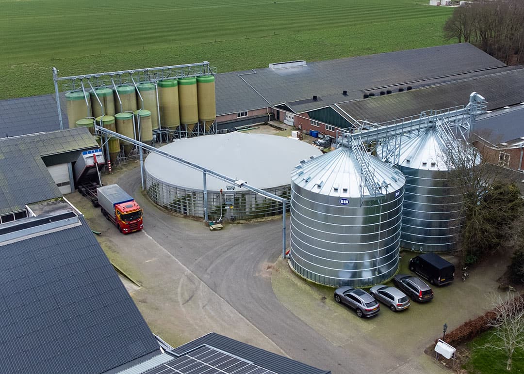 Voor de twee nieuwe graansilo’s, een investering van ongeveer €300.000 heeft Rientjes zelf via de POP3 regeling Europese subsidie aangevraagd en €95.000 subsidie ontvangen.