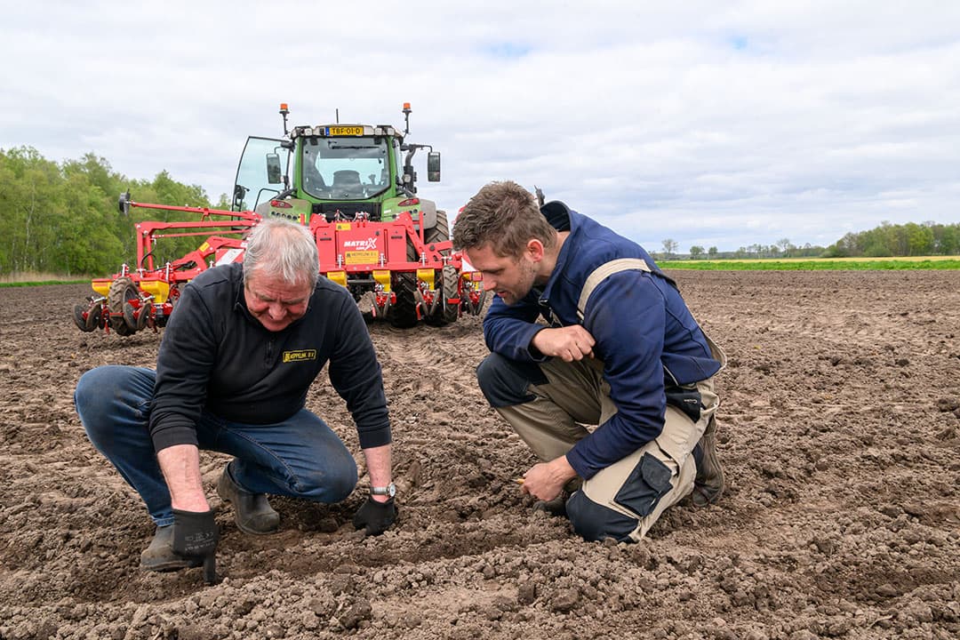 Robin Kuper controleert samen met Warse Rossing van loonbedrijf Meppelink de ligging van het bietenzaad. Als gevolg van het natte voorjaar zaaide Kuper zijn bieten ruim een maand later dan normaal. - Foto's: Frank Uijlenbroek