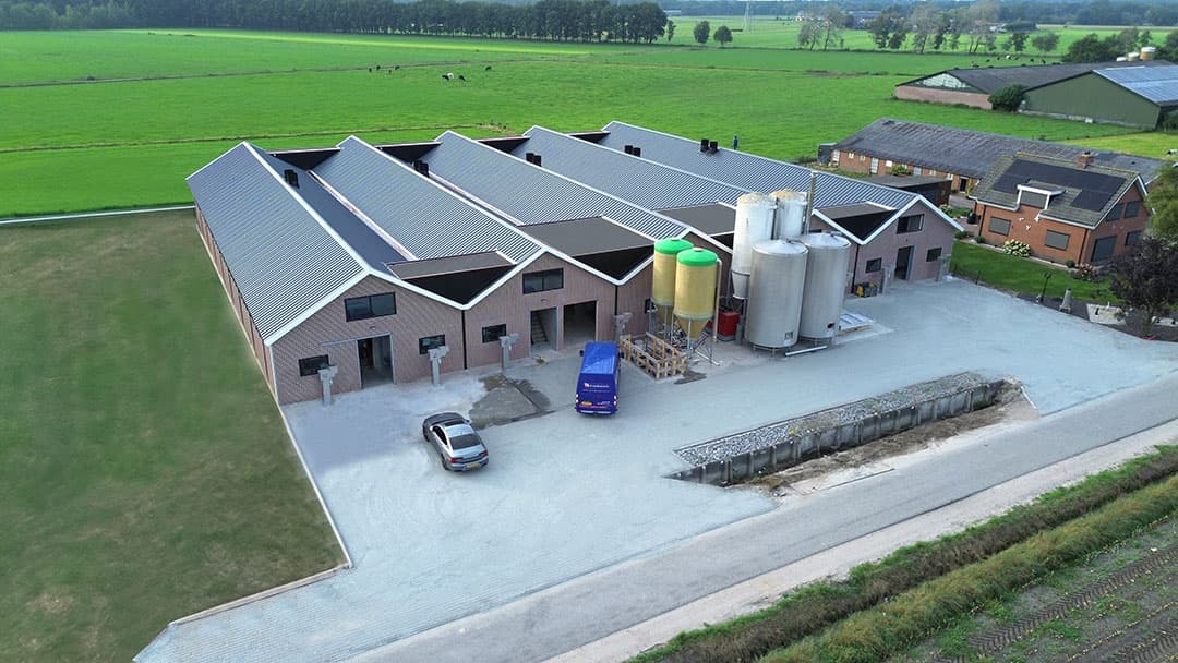Van Beek Stalinrichting bouwde in Nijkerk een nieuwe kalverstal. Met vijf gescheiden afdelingen biedt de stal ook onderzoeksmogelijkheden.