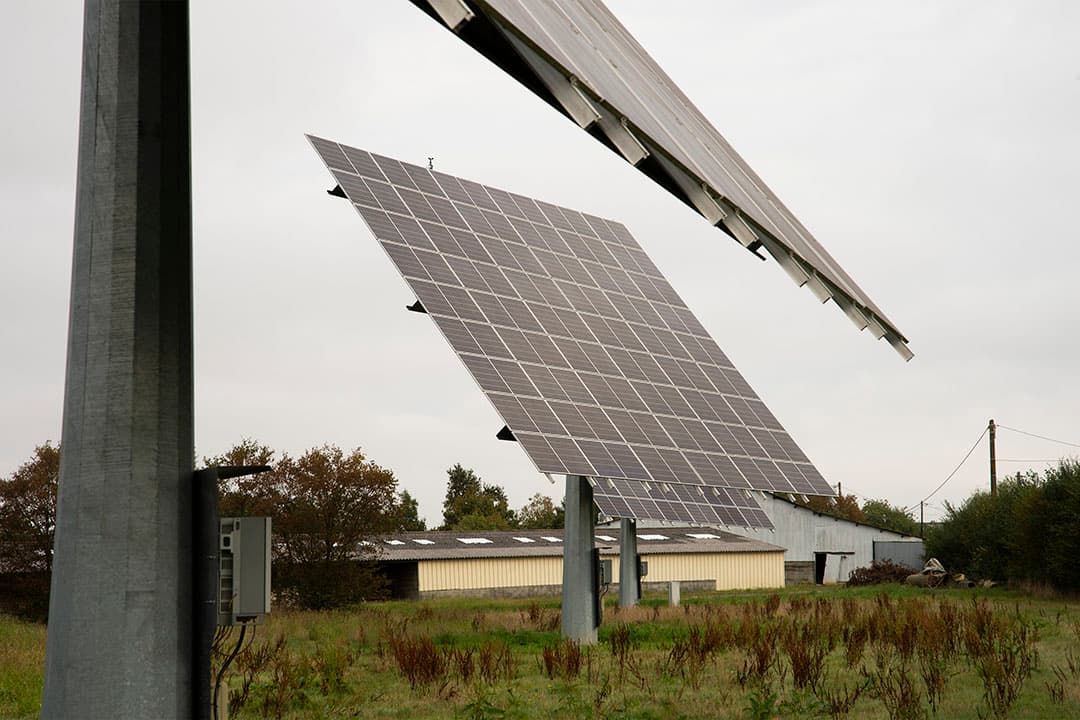 Voor de eigen energieproductie wordt gewerkt met zogeheten Trackers. De zonnepanelen bewegen mee met de positie van de zon, ook als die lager staat in de winter.