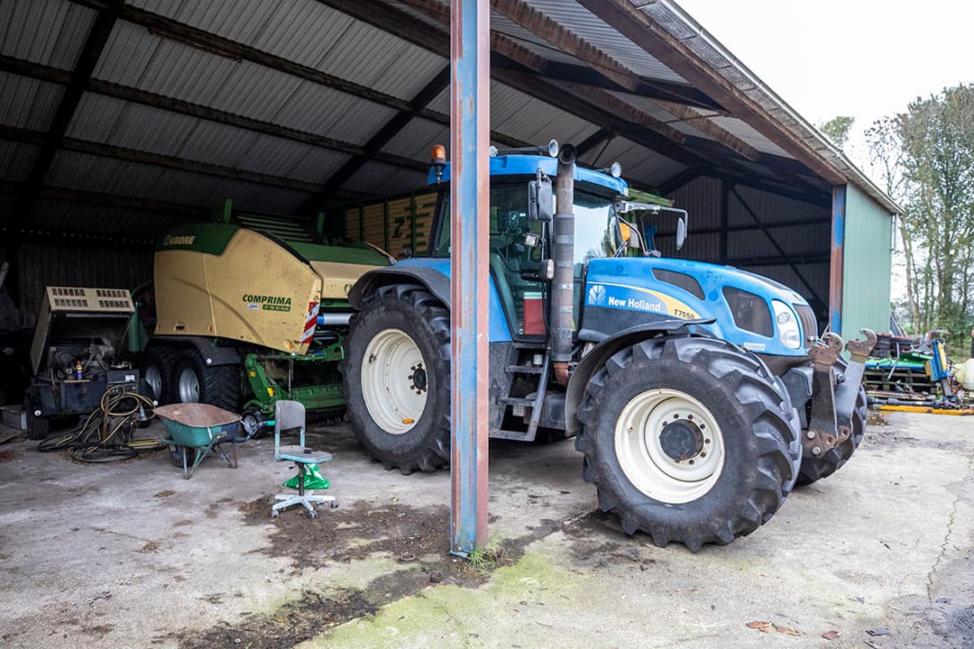 Hij heeft ook een balenpers en doet aan grondbewerking, maait gras en zaait mais. Hij heeft een eigen zaaimachine.