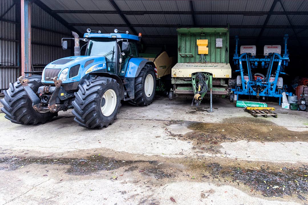 Lenes is niet alleen melkveehouder, maar ook actief als loonwerker. Hij heeft hiervoor diverse machines.