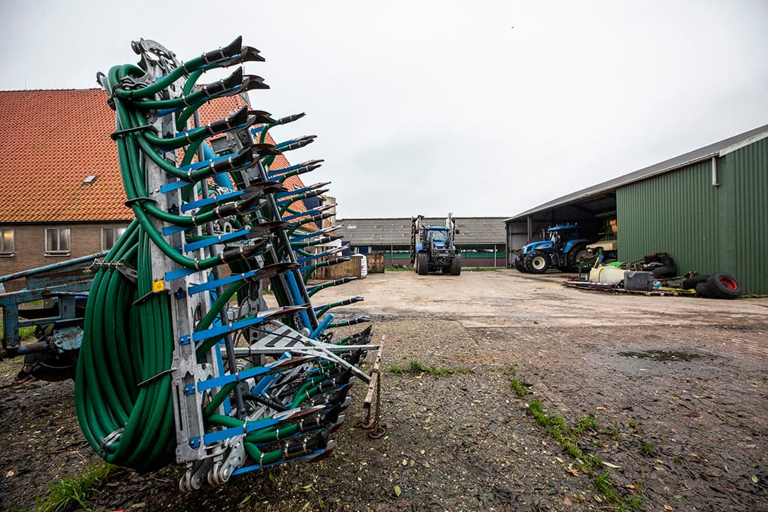 Benny Lenes heeft verschillende machines voor loonwerk, waaronder een zodenbemester.