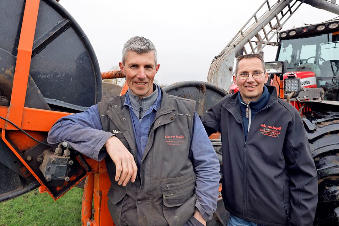 Marc (45) en Rens (50) van Bergeijk hebben een akkerbouw- en loonwerkbedrijf. Een nieuwe bedrijfstak is de productie en opslag van elektriciteit. - Foto: Roel Dijkstra