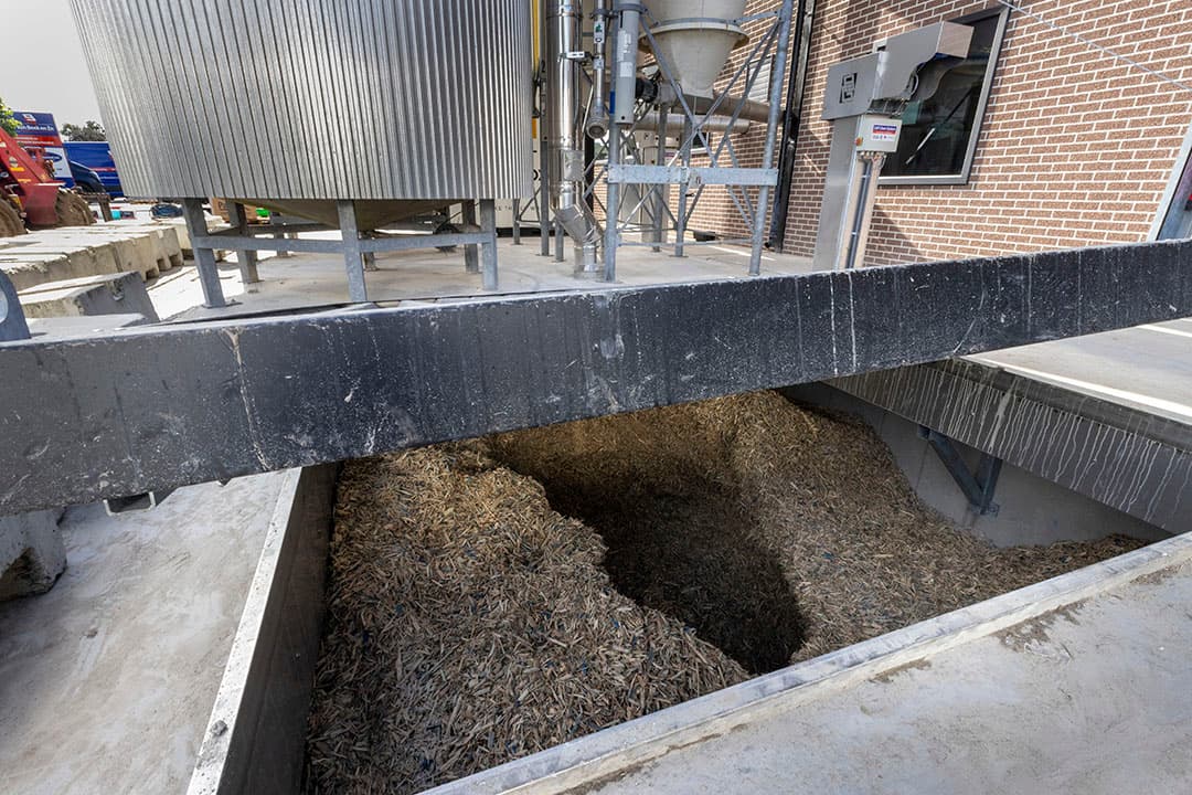 In verband met brandveiligheid zijn de houtkachel en de opslag voor houtsnippers in een container voor de stal gebouwd.