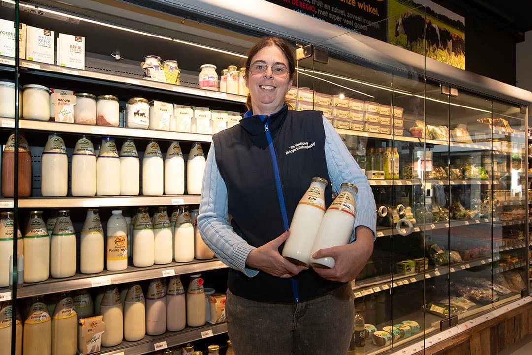 Ook voor de eigen geproduceerde zuivelproducten is plaats in de koelvitrines in de winkel.