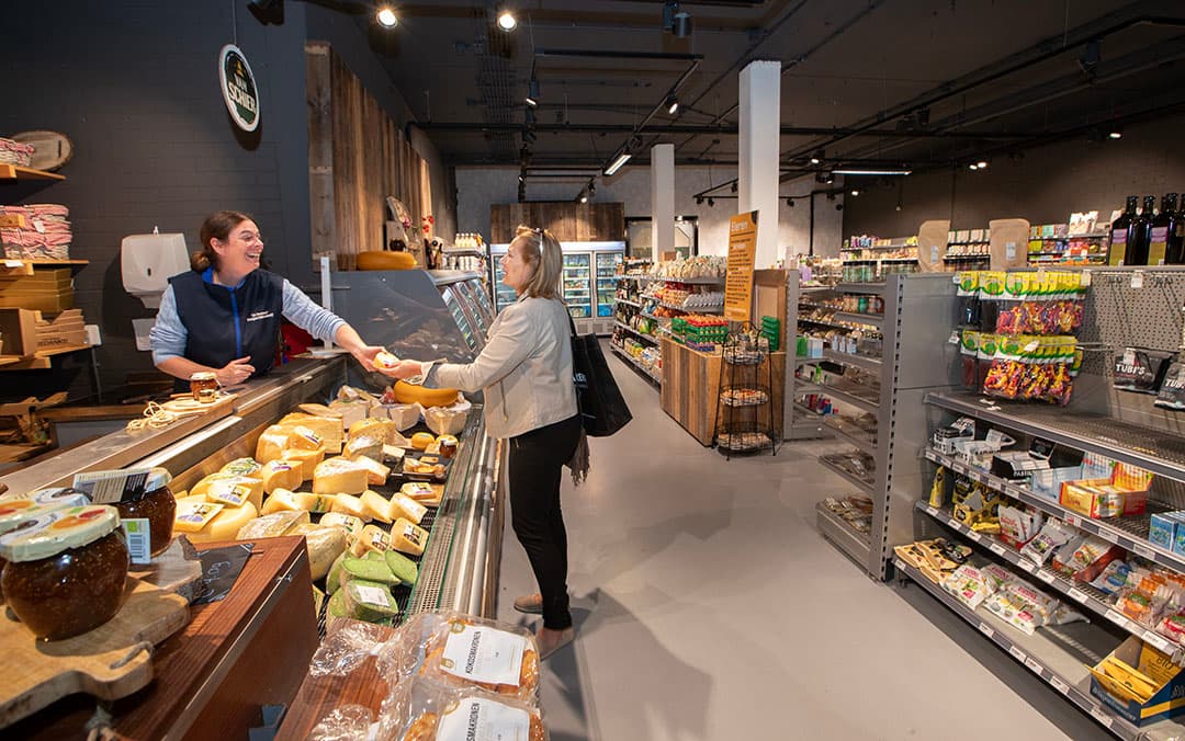 Ingmar Veneman verkoopt kaas in hun eigen biologische winkel in Stadskanaal. - Foto's: Hans Banus