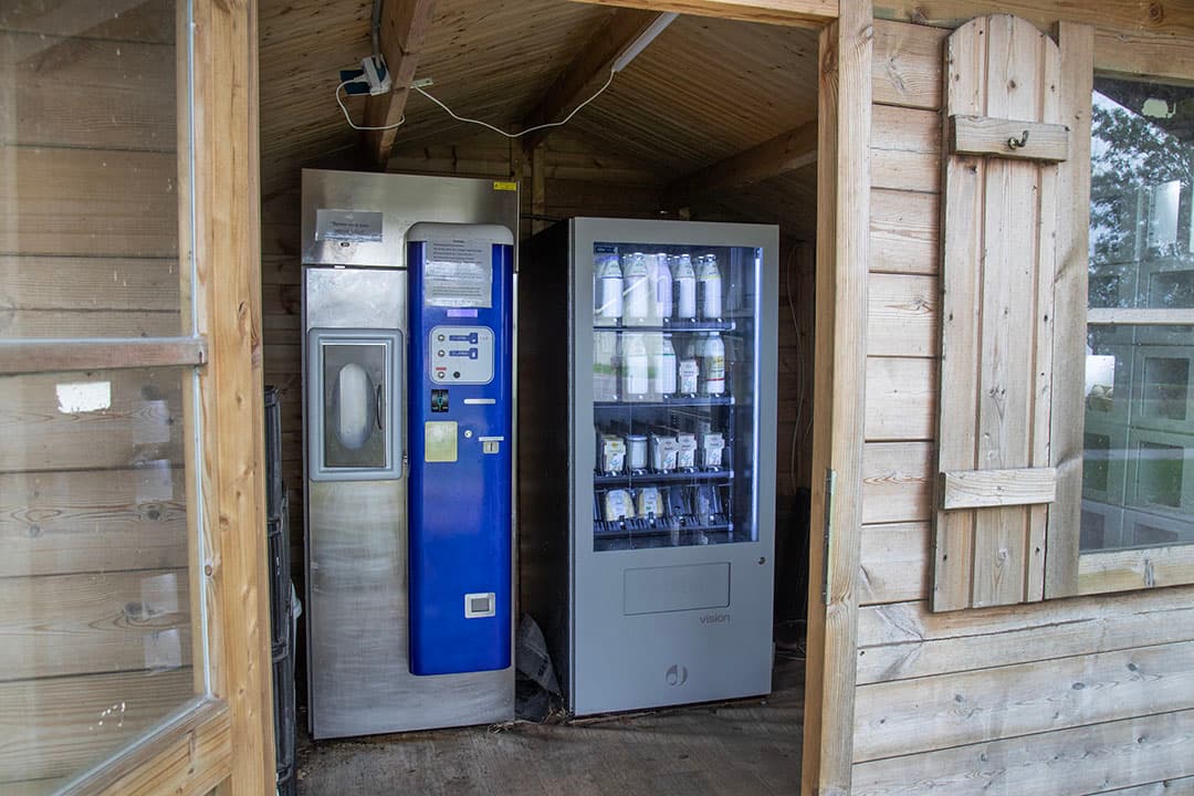 Familie Veneman verkoopt ook zuivel aan huis via een melktap en automaat voor zuivelproducten.