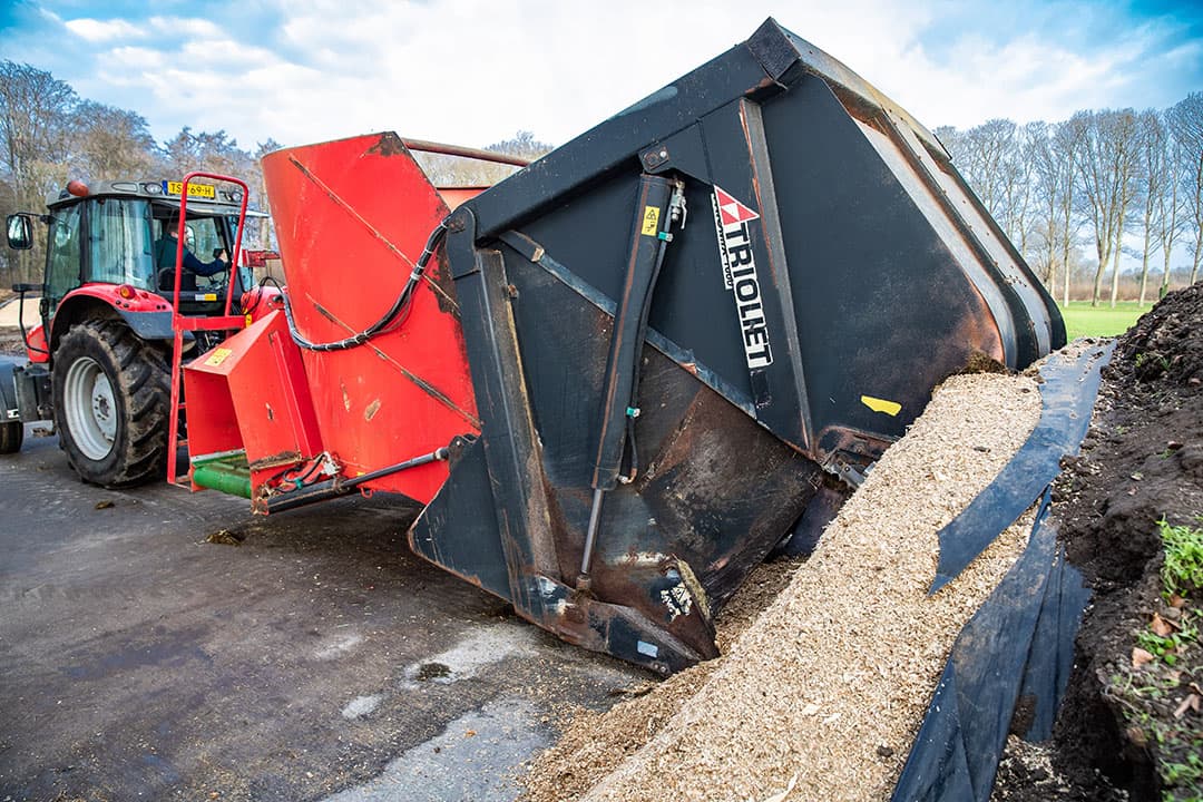 Kasper Huisman haalt energierijke mais uit de kuil. Door beregening bevat het per kilo droge stof 90 gram extra zetmeel. - Foto: Ronald Hissink