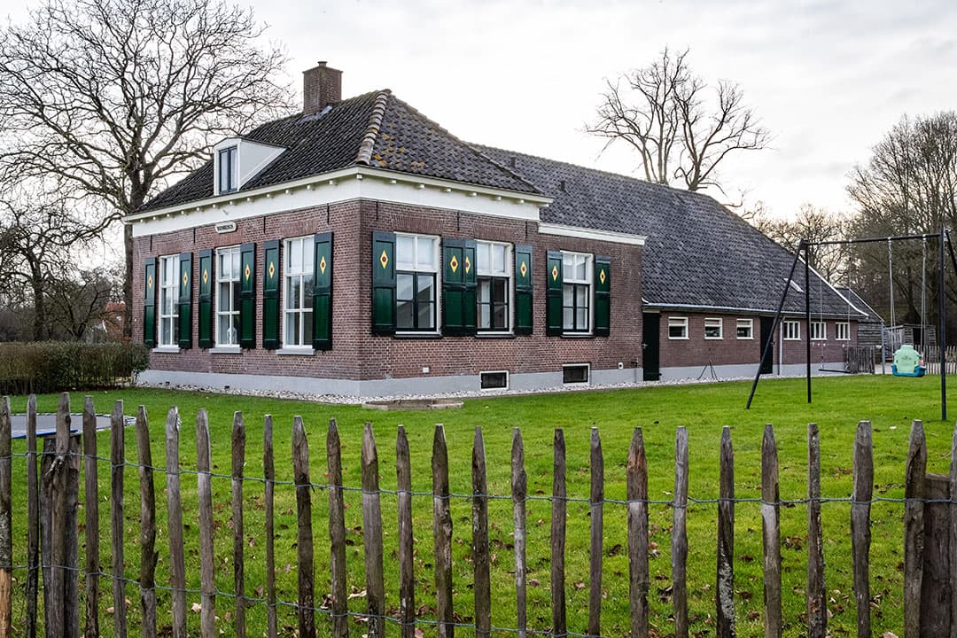 De boerderij van de familie Huisman maakt deel uit van landgoed De Voorst. Dat is zichtbaar aan de gekleurde luiken aan het huis, die in deze streek meer te zien zijn. - Foto: Ronald Hissink
