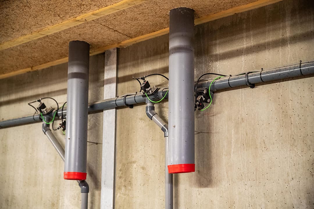 Frisse lucht komt via het plafond bij de dieren. Voor warmere perioden komt er extra frisse lucht bij de neus van de kraamzeugen.