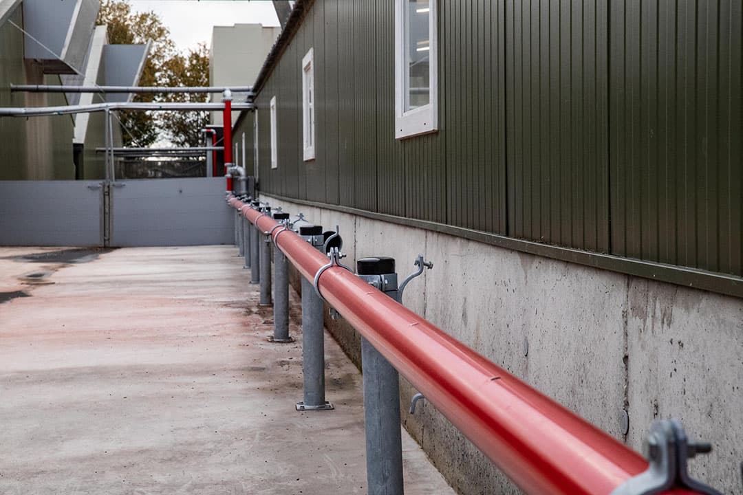 Om te voorkomen dat vuur kan overslaan tussen de beide bedrijven wordt bij brand een watergordijn gevormd.