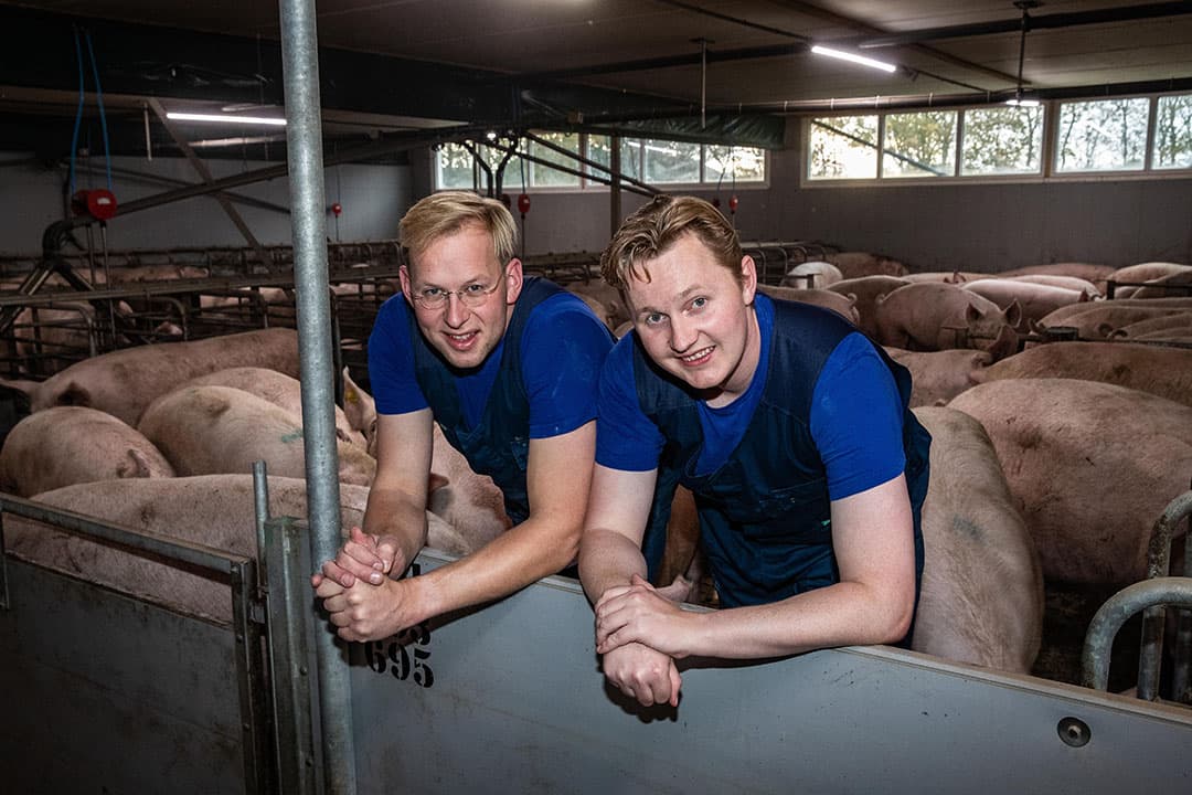 Jan Kippers (36)  en Johan Schuttert (31) hebben het varkensbedrijf van Johnny Hogenkamp in Dalfsen gekocht. - Foto's: Ronald Hissink
