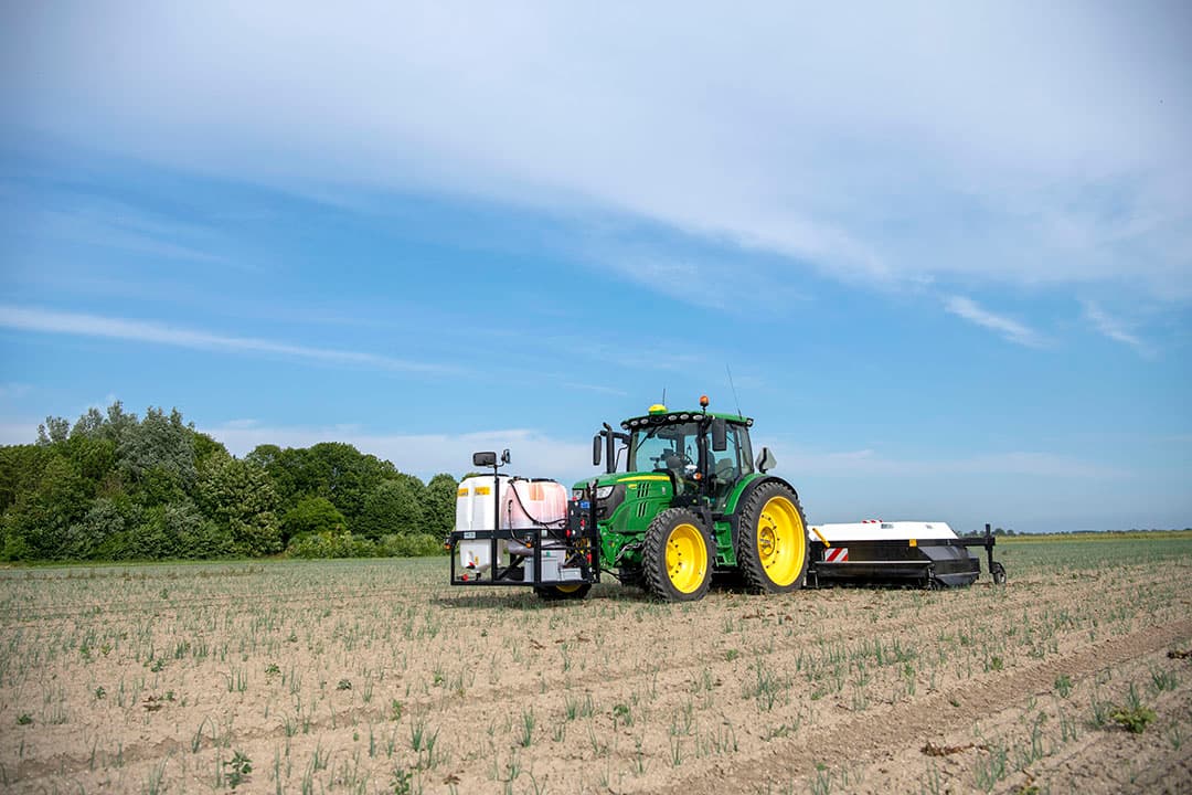 De Ecorobotix Ara-onkruidrobot aan het werk. De machine vraagt 4 pk aftakasvermogen voor aandrijving van een stroomaggregaat. De 6 meter brede machine heeft een eigen gecombineerd gewicht van 1.600 kilo (700 kilo fronttank en 900 kilo spuitunit). In Nederland liepen dit voorjaar inmiddels tien van deze machines. - Foto's: Mark Pasveer