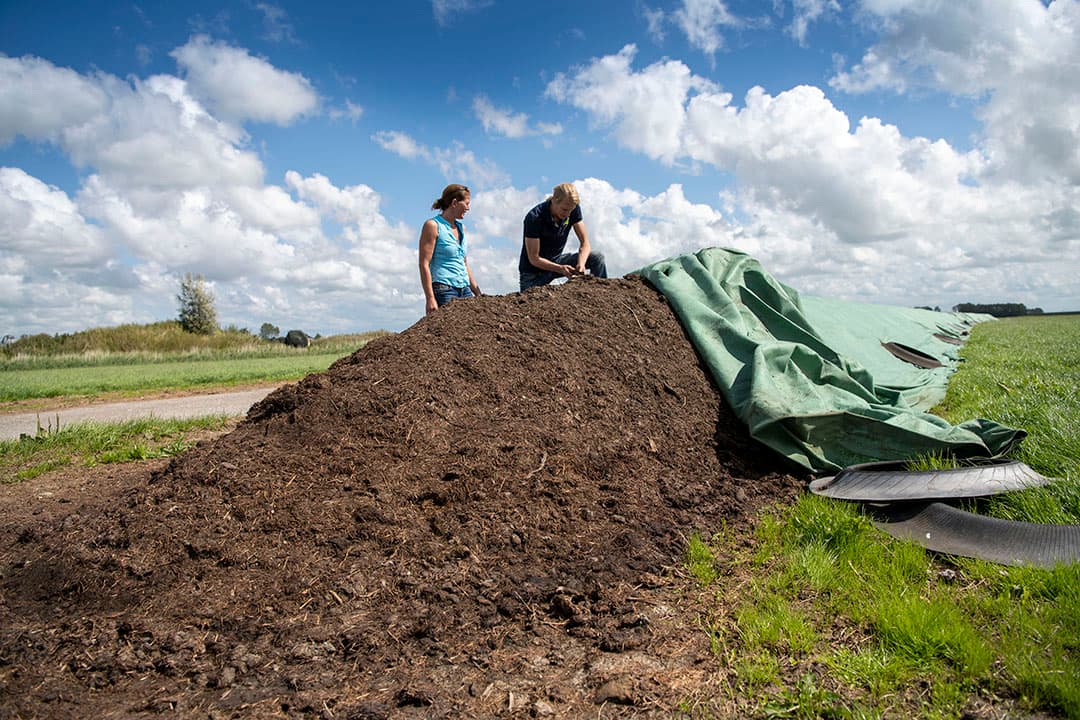 Woudstra maakt gebruik van gecertificeerde, zuurstofrijke CMC-compost. Het wordt in lange ruggen neergelegd en intensief omgezet door een CMC-composteermachine.