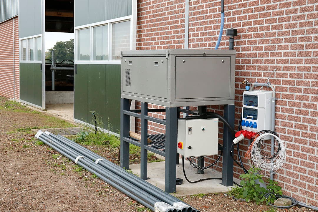 De compressor van het Aeromix mestbeluchtingssysteem. Door luchtbellen door de mest te blazen wordt deze gemixt.