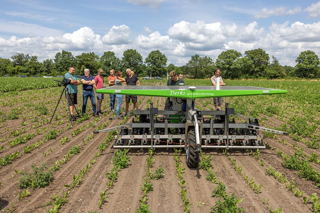 Maandag 26 juni: Joost Derks toont de Farmdroid en de eerste resultaten ervan aan collega's. - Foto's: Peter Roek