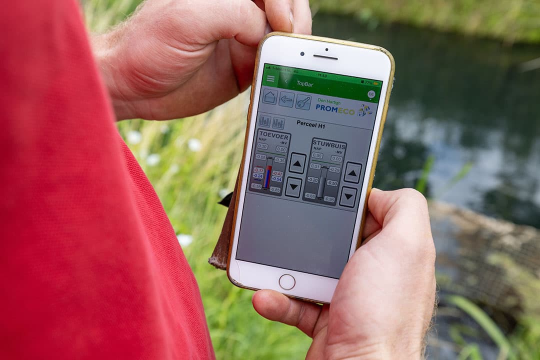 De instelling van het grondwaterniveau en de controle daarvan verloop via een app op de smartphone.
