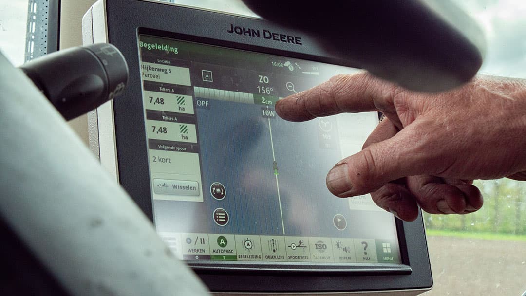 De trekker stuurt automatisch via GPS en zijn koppelingen mogelijk met spuitmachine, kunstmeststrooier en met de hakselaar van de hennep. - Foto: Galama Media
