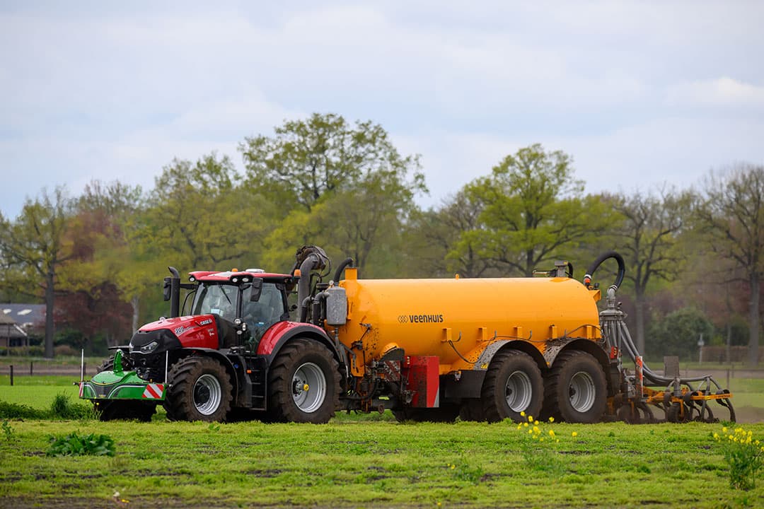 De drijfmest rijdt Kuper uit met eigen combinatie. De ondernemer wil de bemestingsruimte zoveel mogelijk vullen met drijfmest.