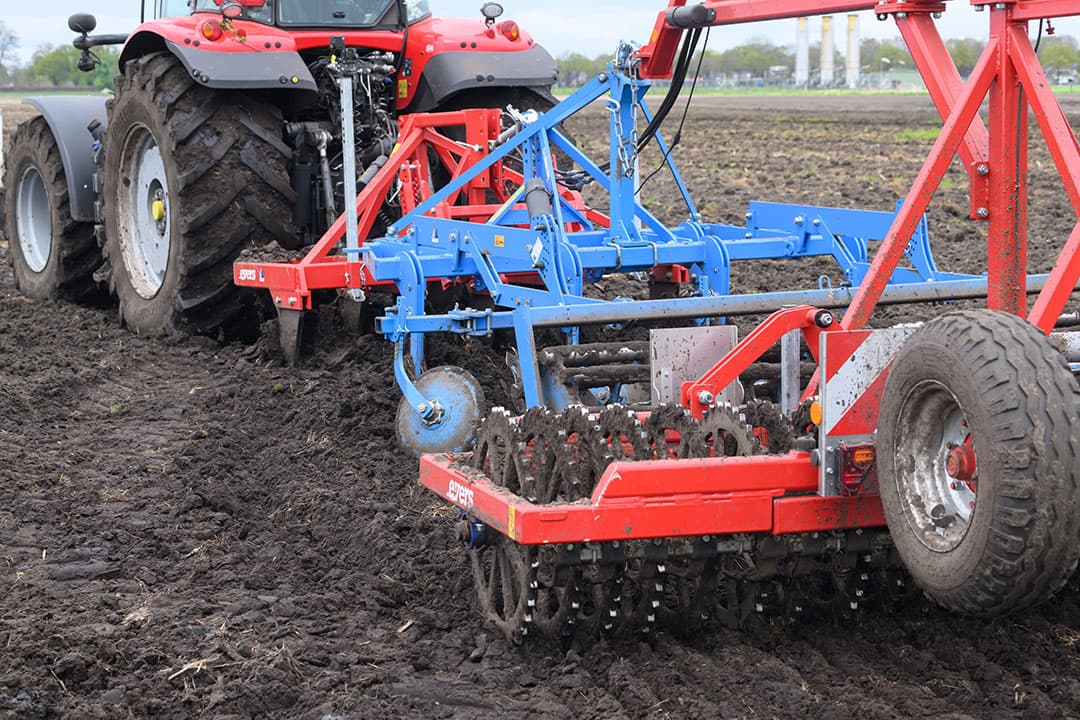 Het bietenland legt Kuper in één werkgang zaaiklaar. Hiervoor gebruikt hij een combinatie van een woeler, Smaragd-cultivator en een aandrukrol.