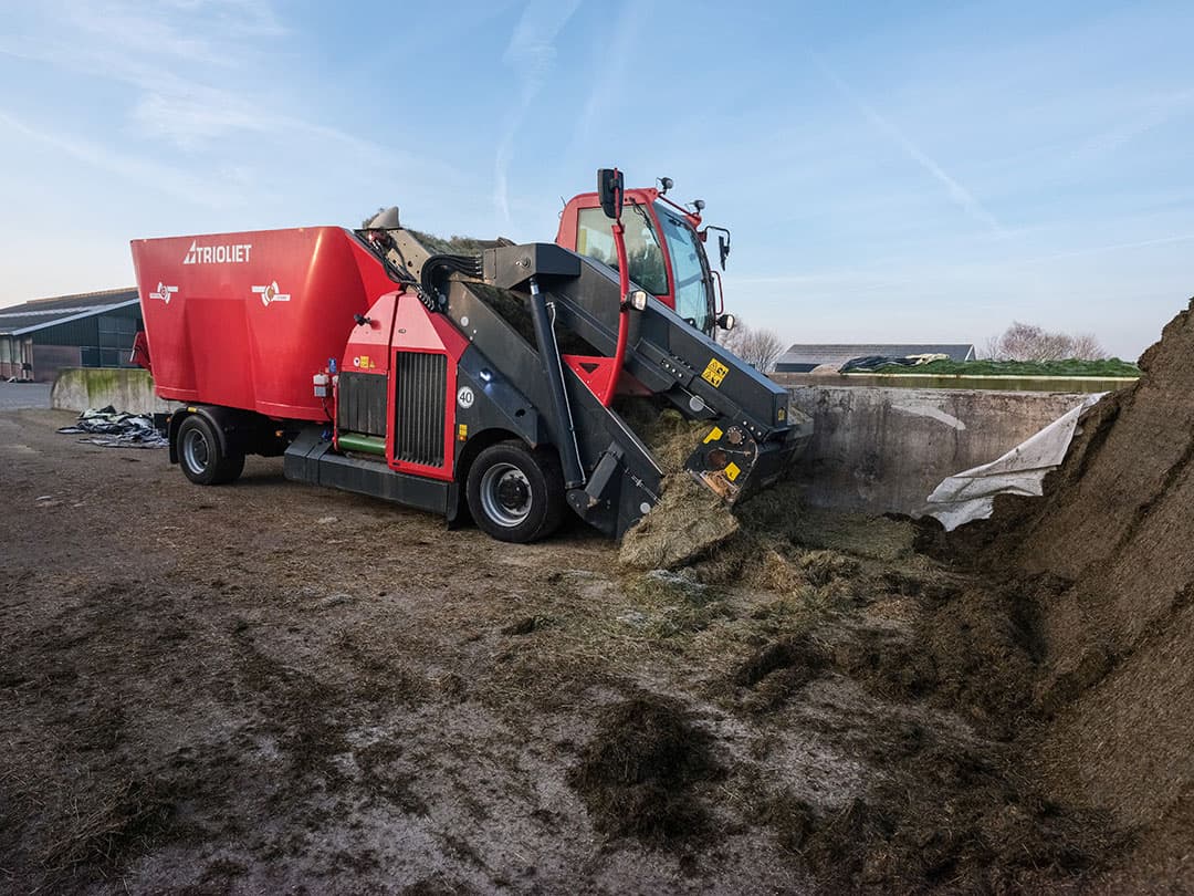 Net als een groot aandeel graskuil. Er liggen twee sleufsilo’s naast elkaar waarin Van Oostrum de eerste, tweede en derde snede inkuilt. Dat helpt om een constante graskuilkwaliteit te borgen.