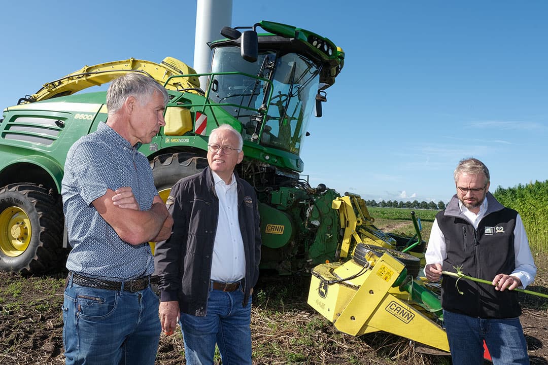 Op een velddemo van HempFlax legt Eleveld graag aan Piet Adema uit - demissionair minister van LNV - waarom hij vezelhennep teelt. - Foto: Jan Willem van Vliet