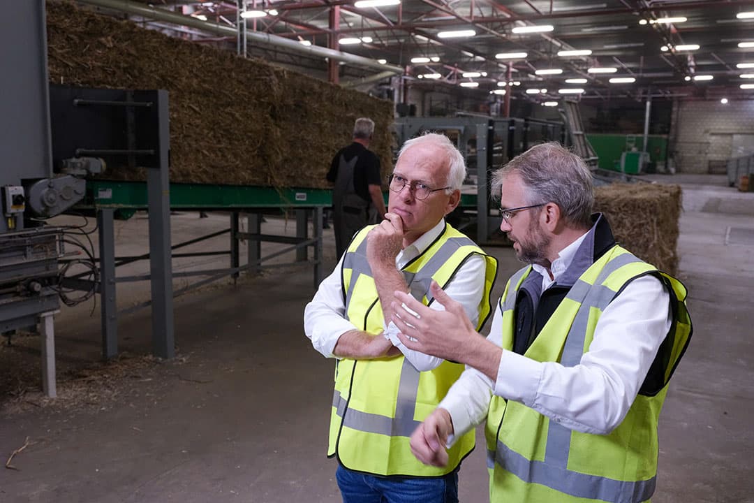 Landbouwminister Piet Adema op bezoek bij vezelhennep-verwerker HempFlax. Voor 2024 heeft Adema de waardering van vezelgewassen zoals vezelhennep flink opgeschroefd. - Foto: Jan Willem van Vliet