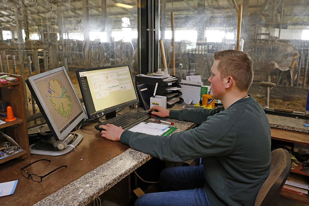 Martin van de Hengel (20) is de vijfde generatie op het familiebedrijf. Hier controleert hij de CowScout-halsband van een van de 175 koeien. - Foto's: Ton Kastermans