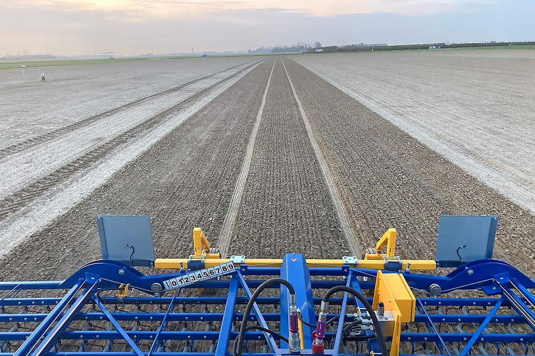 Steeds meer bedrijven schaffen een wiedeg aan. Primair voor de onkruidbestrijding, maar ook heel geschikt om een korst te breken. Het juiste moment is kritisch en daarom typisch een werktuig om zelf aan te schaffen. - Foto: Rusthoeve