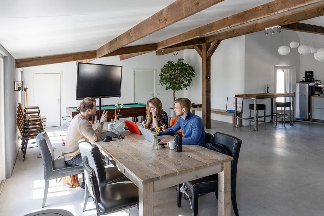Een voormalige stal wordt verhuurd als vergader en onderwijsruimte aan een ondernemer in de IT-sector.