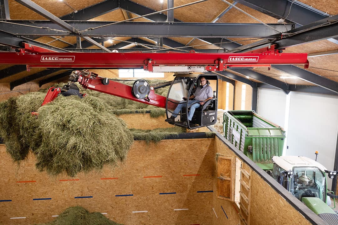 In de speciale hooischuur worden de jonge grassnedes nagedroogd tot hooi. De schuur bevat meerdere vakken waarin de verschillende snedes worden opgeslagen. - Foto's: Herbert wiggerman
